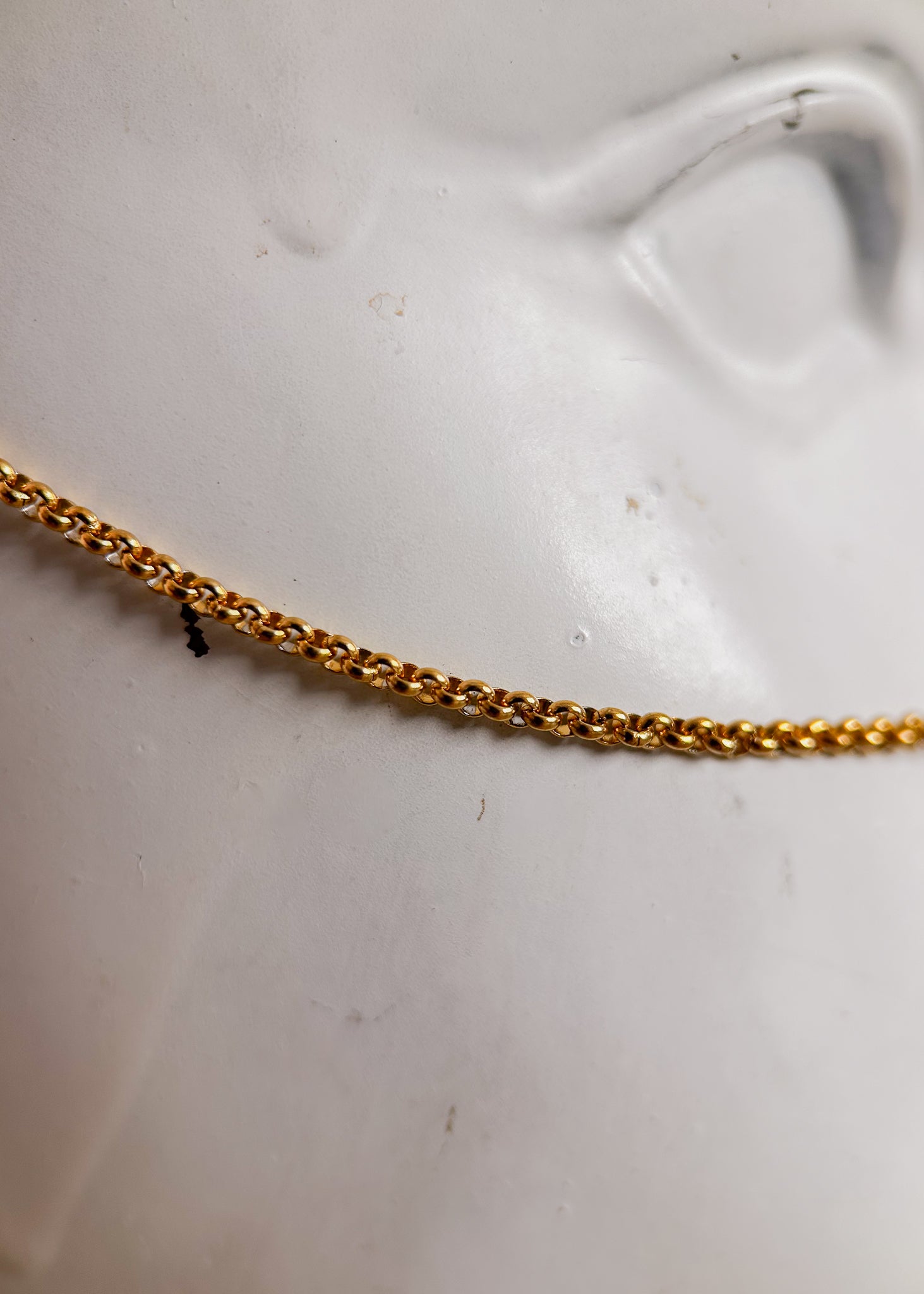 Bijou facial en chaîne d'acier inoxydable plaqué or avec perles rouges et cœurs en zircon. Accessoire romantique et vibrant. Bijou alternatif bohème, mystique.