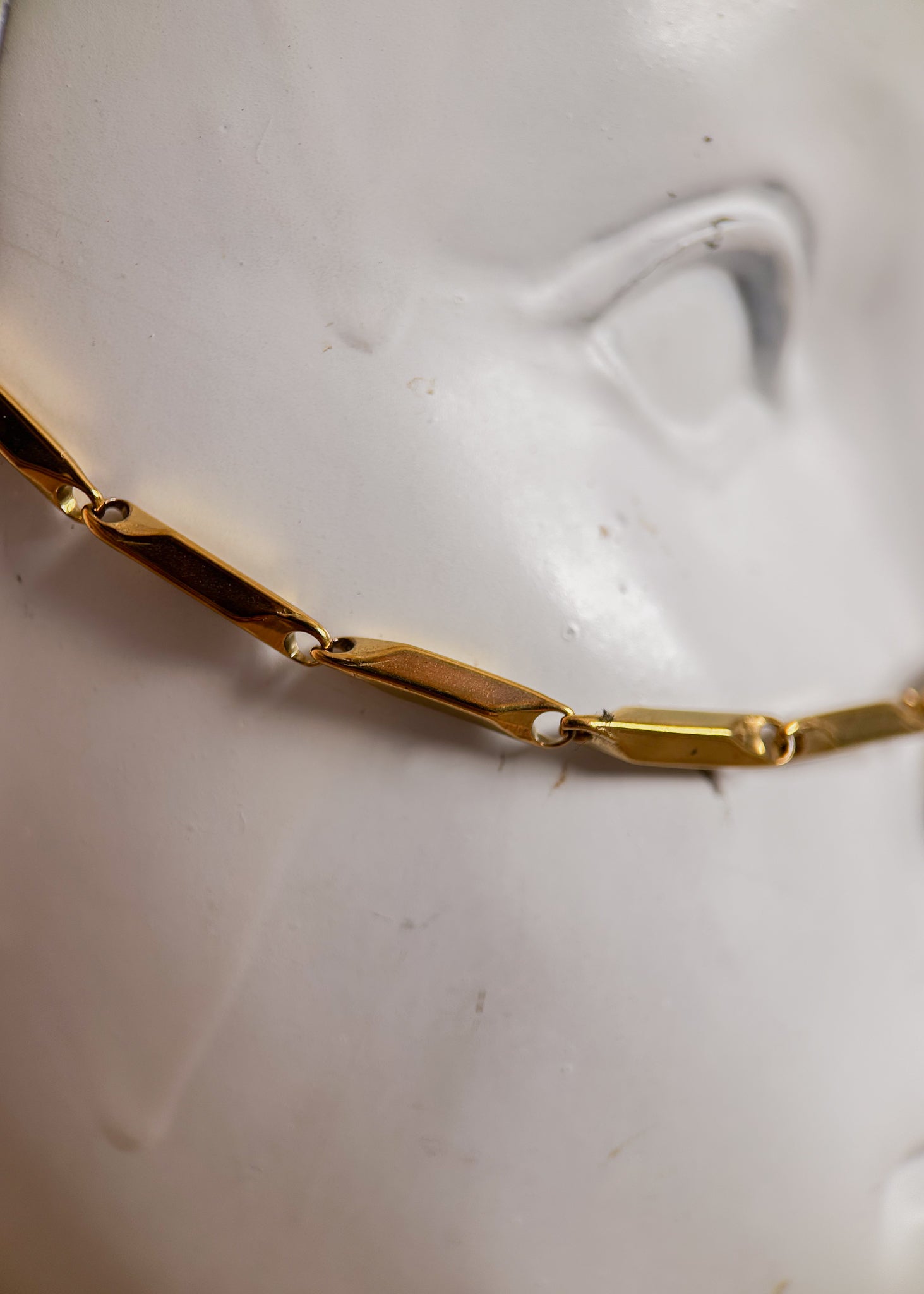 Bijou facial en chaîne d'acier inoxydable plaqué or avec maillons structurés et perles synthétiques fumées. Accessoire inspiré des Amazones.