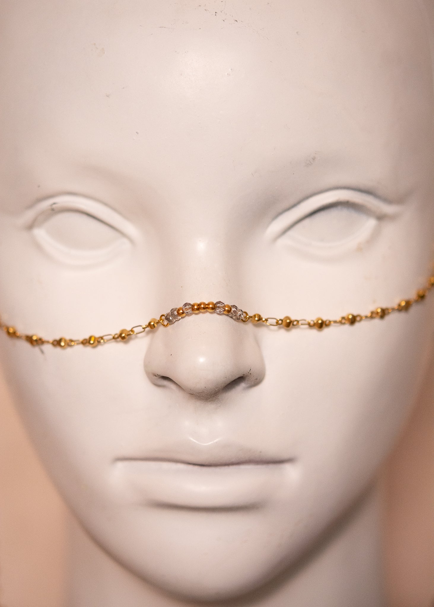 Chaîne dorée avec labradorite blanche aux reflets gris. Bijou fluide et mystique inspiré de la mythologie grecque, idéal pour look antique ou ésotérique.