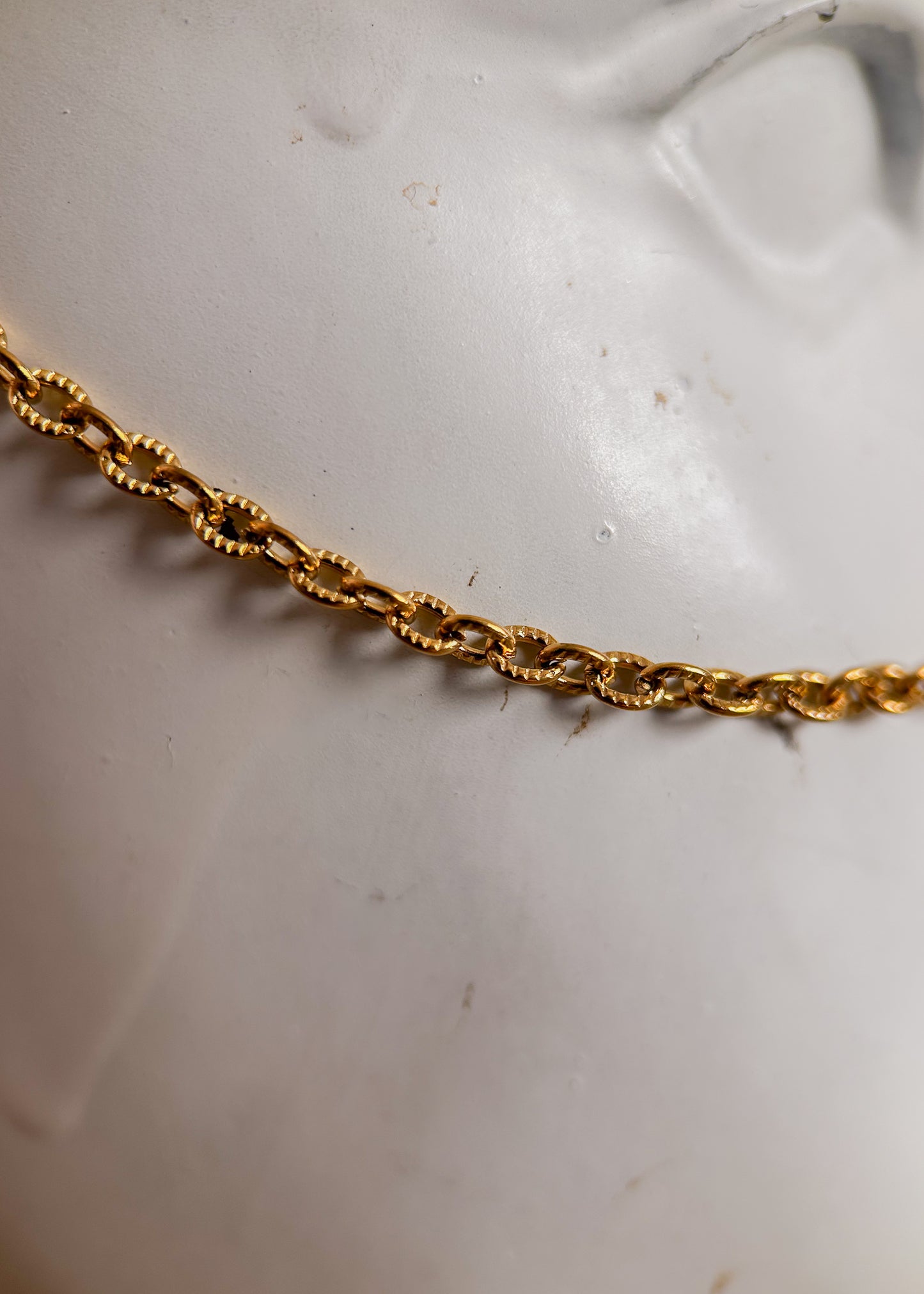 Bijou facial en chaîne d'acier inoxydable plaqué or avec pierres de lapis lazuli et cristaux aux reflets irisés. Accessoire inspiré de l’Égypte antique.