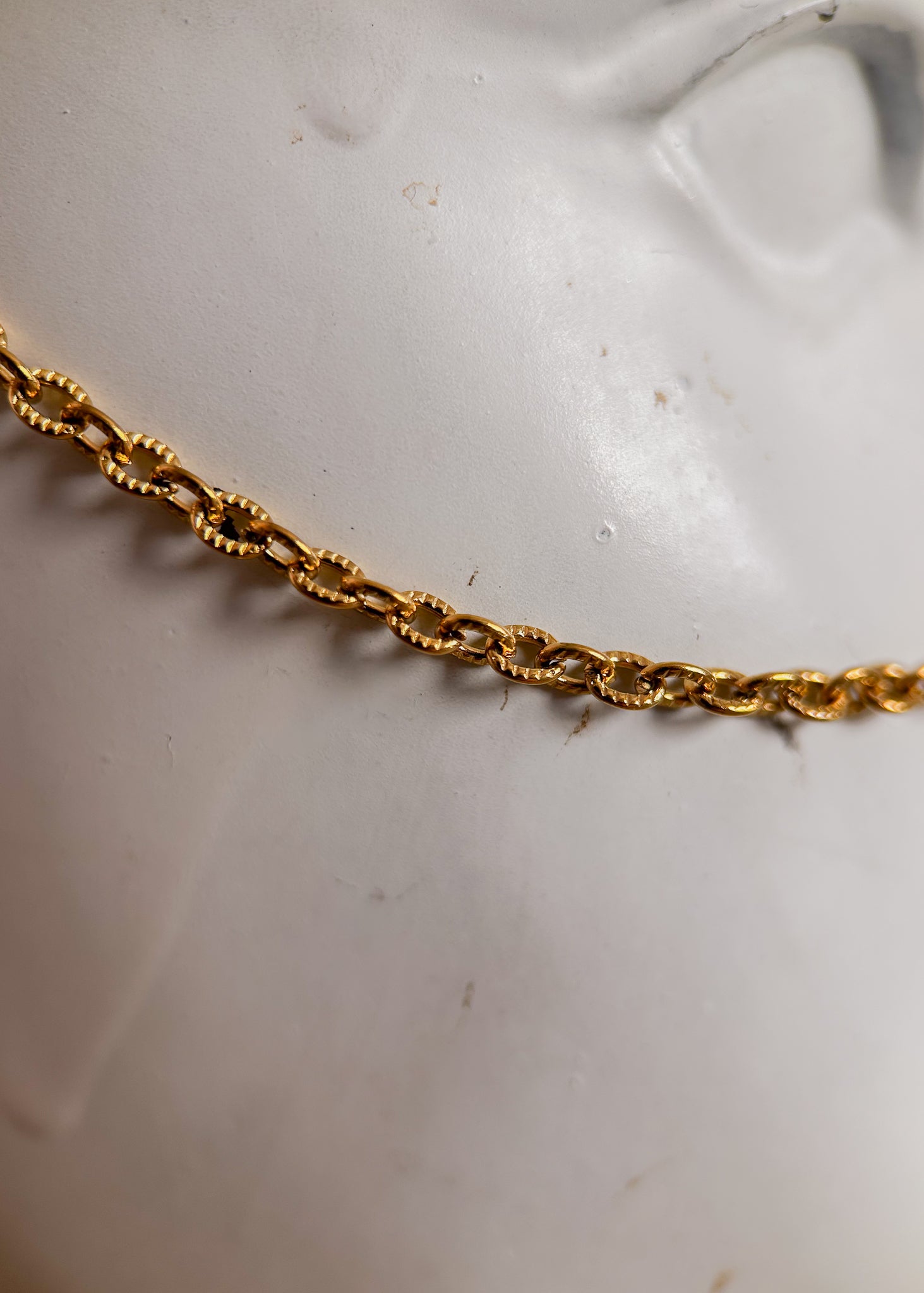 Bijou facial en chaîne d'acier inoxydable plaqué or avec pierres de lapis lazuli et cristaux aux reflets irisés. Accessoire inspiré de l’Égypte antique.