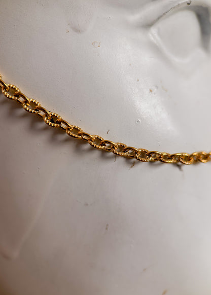 Bijou facial en chaîne d'acier inoxydable plaqué or avec pierres de lapis lazuli et cristaux aux reflets irisés. Accessoire inspiré de l’Égypte antique.