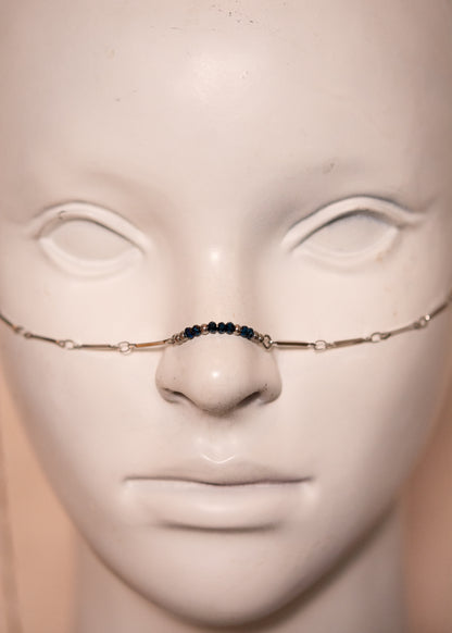 Chaîne de visage argentée avec cristaux bleus et sodalite. Bijou mystique et structuré inspiré du dieu des rêves, parfait pour un look céleste.