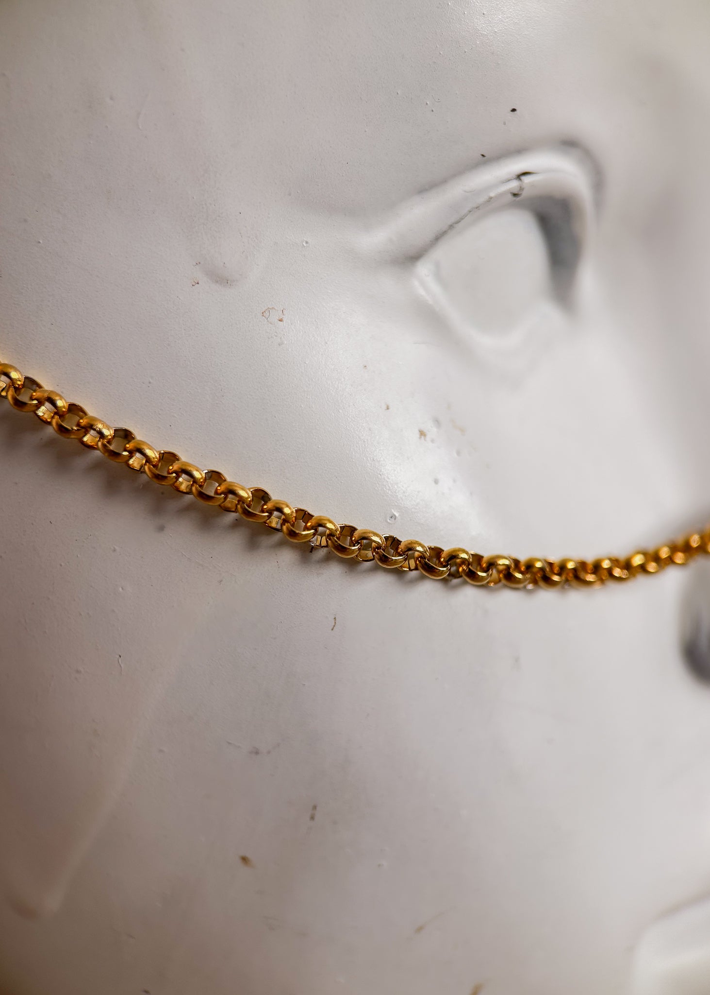 Bijou facial chaîne d'acier inoxydable plaqué or avec cristaux vert émeraude et perles synthétiques vert doré. Accessoire bohème festival, costume, photoshoot.