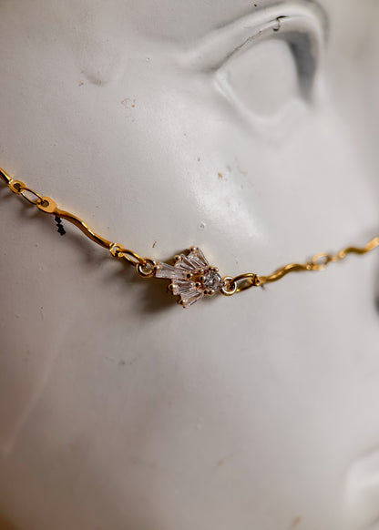 Bijou facial en acier inoxydable plaqué or avec zircon translucide serti et perles synthétiques en goutte. Accessoire royal, délicat et inspiré de Babylone.