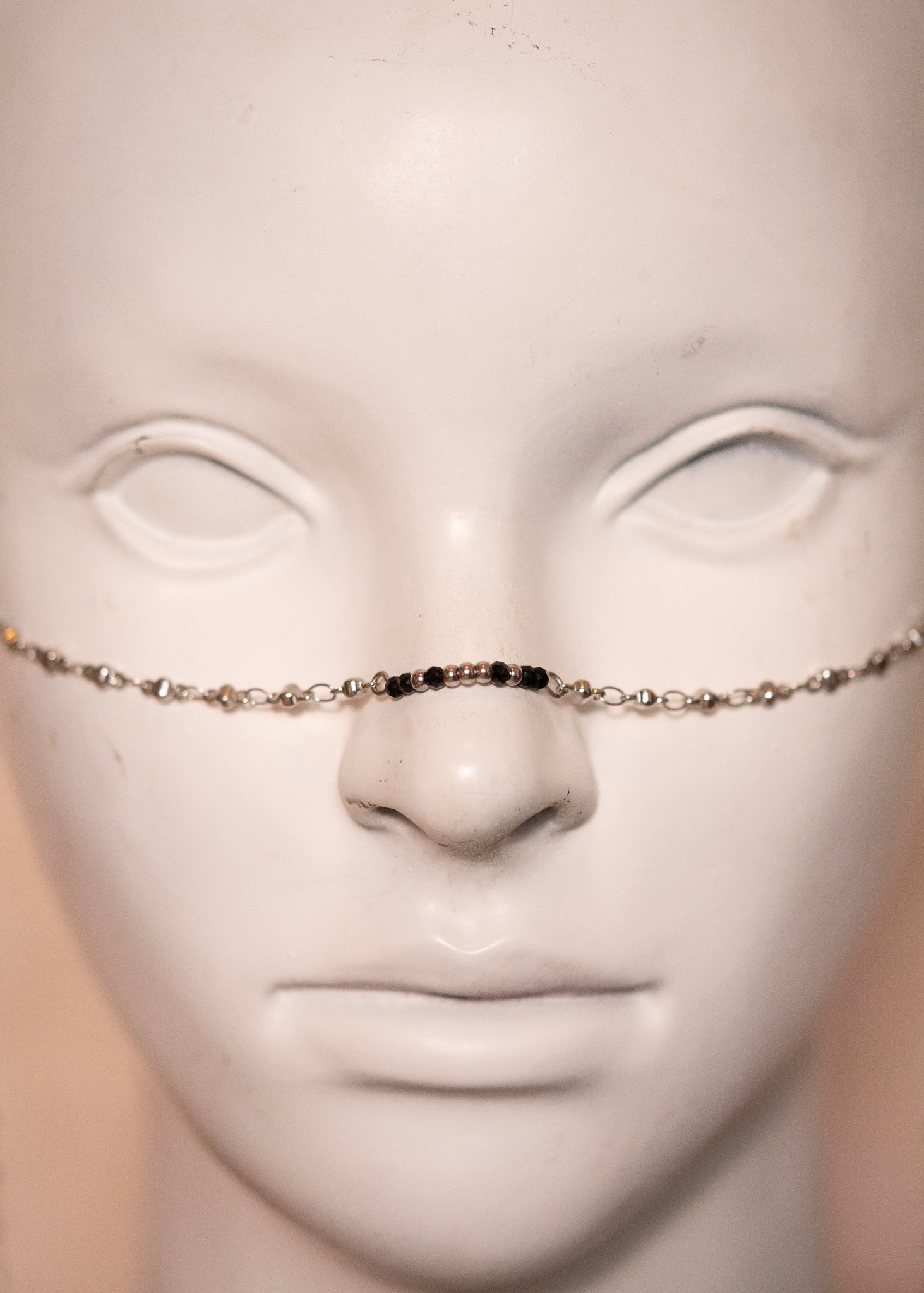 Chaîne de visage argentée avec agate noire, cristaux noirs et billes acier. Bijou bohème et protecteur pour look mystique, goth ou tribal.