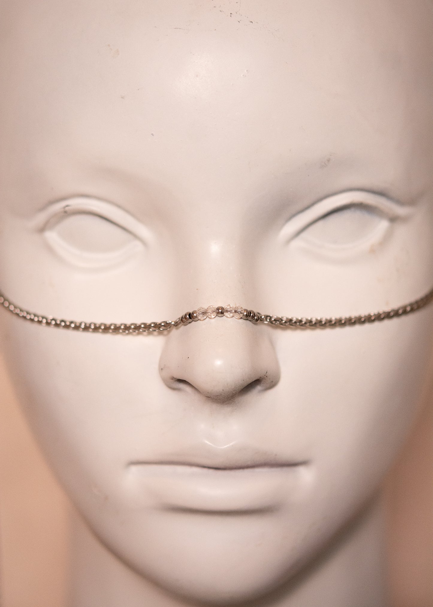 Bijou facial argenté avec cristaux translucides et cartes tarot œil. Chaîne de visage ésotérique et minimaliste, parfaite pour look mystique ou cérémonie intuitive.