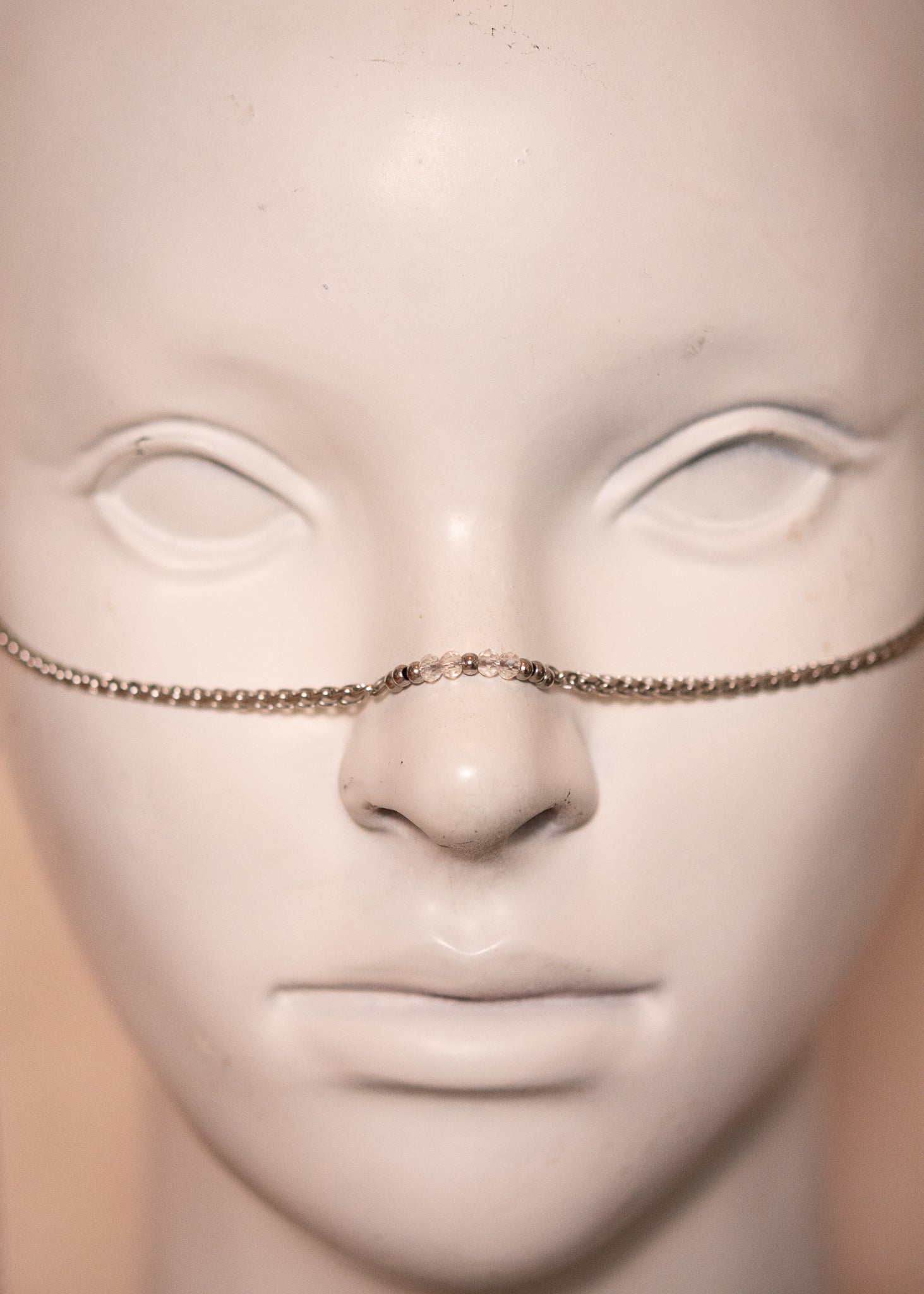 Bijou facial argenté avec cristaux translucides et cartes tarot œil. Chaîne de visage ésotérique et minimaliste, parfaite pour look mystique ou cérémonie intuitive.