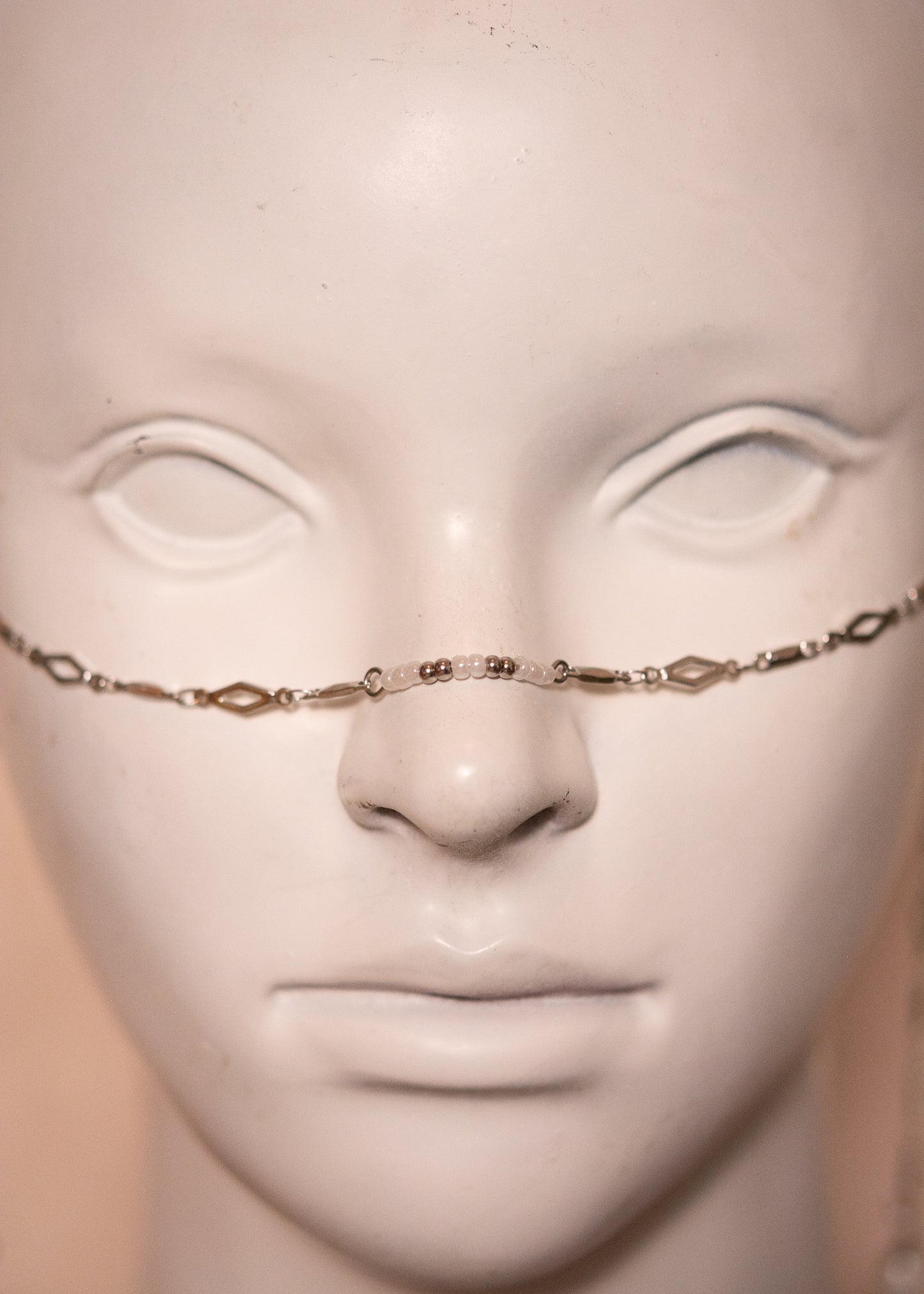 Chaîne de visage argentée avec motifs losange et perles d’eau douce. Bijou structuré et lunaire, look de festival, costume, photoshoot...
