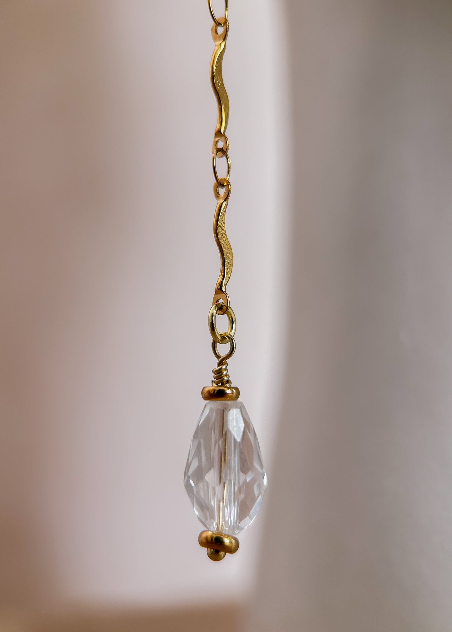 Bijou facial en acier inoxydable plaqué or avec zircon translucide serti et perles synthétiques en goutte. Accessoire royal, délicat et inspiré de Babylone.