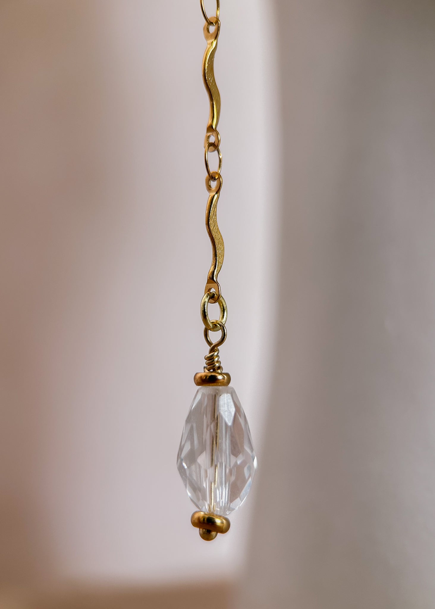 Bijou facial en acier inoxydable plaqué or avec zircon translucide serti et perles synthétiques en goutte. Accessoire royal, délicat et inspiré de Babylone.