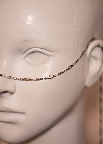 Chaîne de visage argentée avec motifs losange et perles d’eau douce. Bijou structuré et lunaire, look de festival, costume, photoshoot...