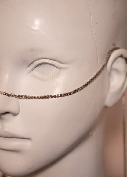 Bijou facial argenté avec cristaux translucides et cartes tarot œil. Chaîne de visage ésotérique et minimaliste, parfaite pour look mystique ou cérémonie intuitive.