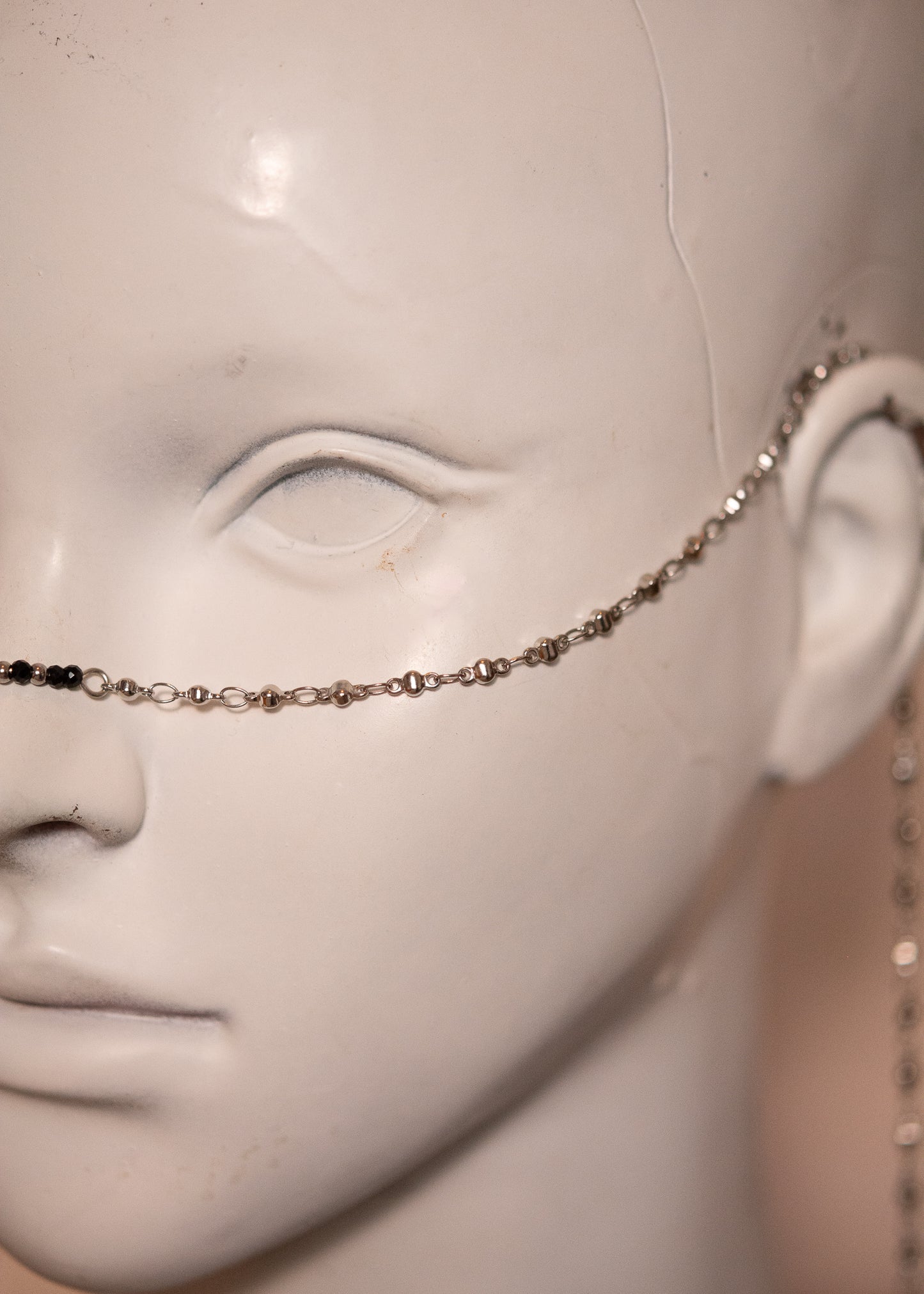 Chaîne de visage argentée avec agate noire, cristaux noirs et billes acier. Bijou bohème et protecteur pour look mystique, goth ou tribal.