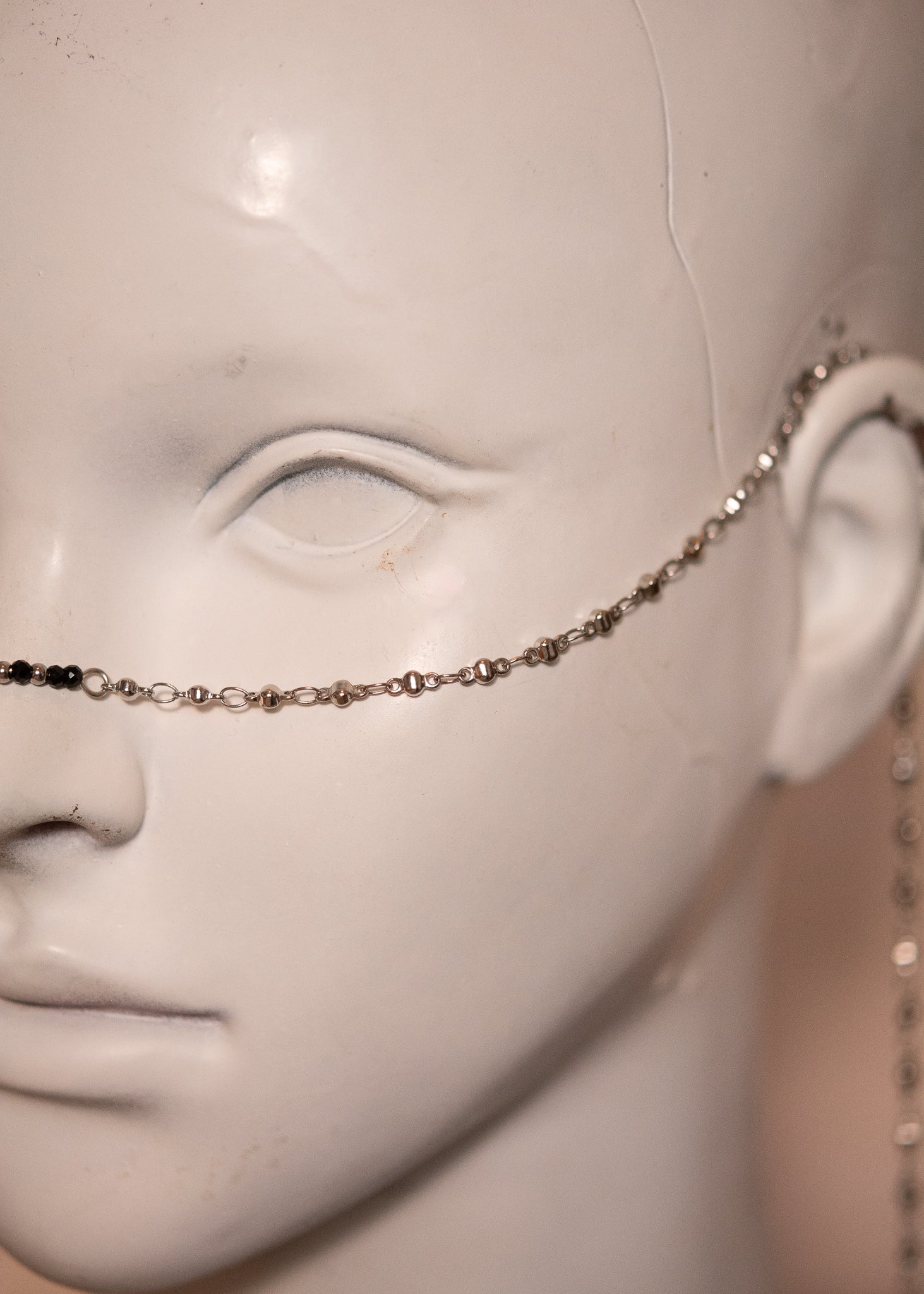 Chaîne de visage argentée avec agate noire, cristaux noirs et billes acier. Bijou bohème et protecteur pour look mystique, goth ou tribal.