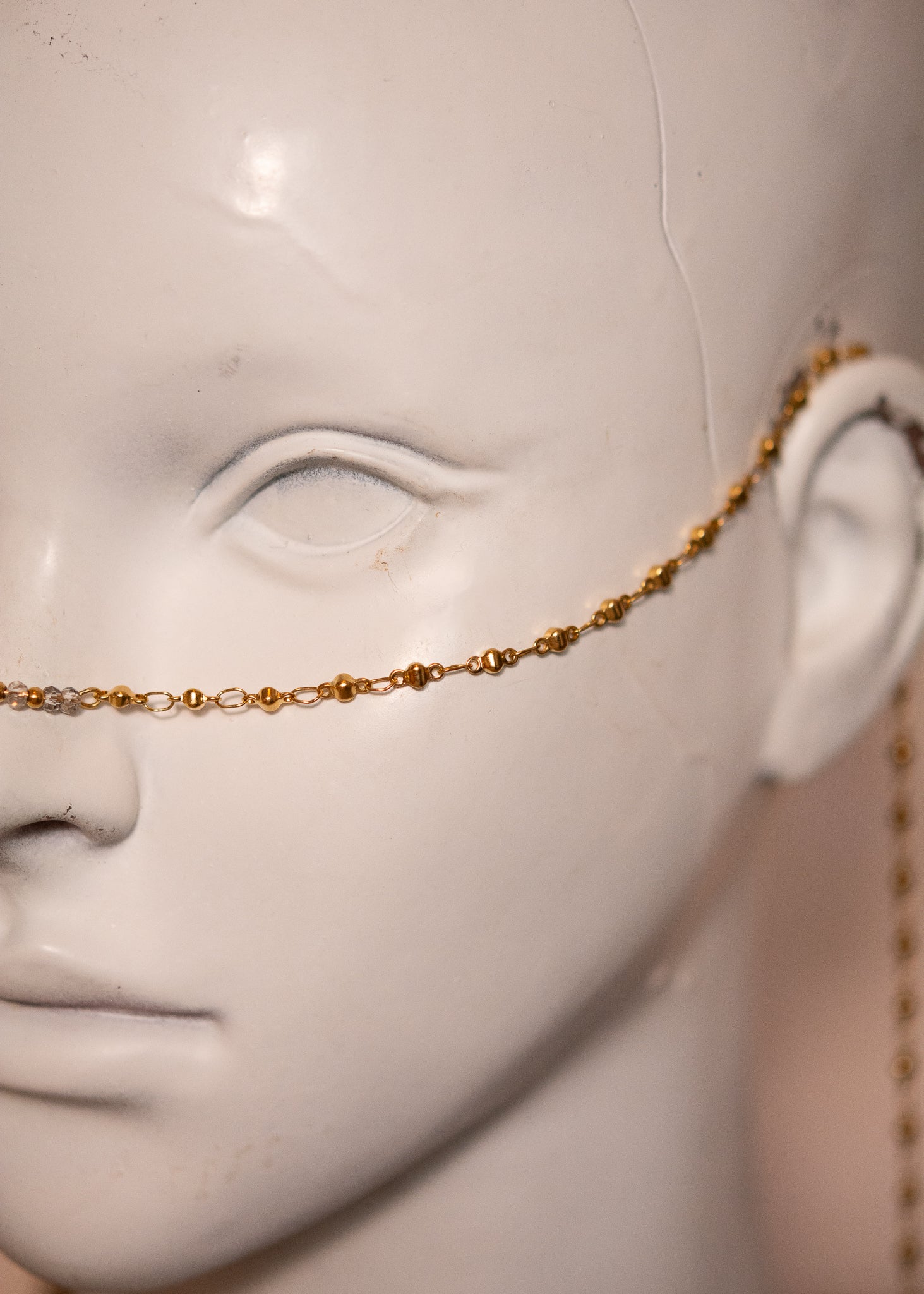 Chaîne dorée avec labradorite blanche aux reflets gris. Bijou fluide et mystique inspiré de la mythologie grecque, idéal pour look antique ou ésotérique.