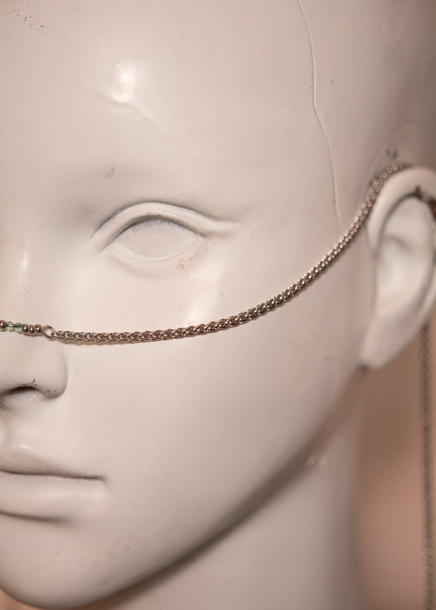 Chaîne argentée avec cristaux et perles vertes translucides. Bijou facial délicat inspiré des nymphes des légendes anciennes.