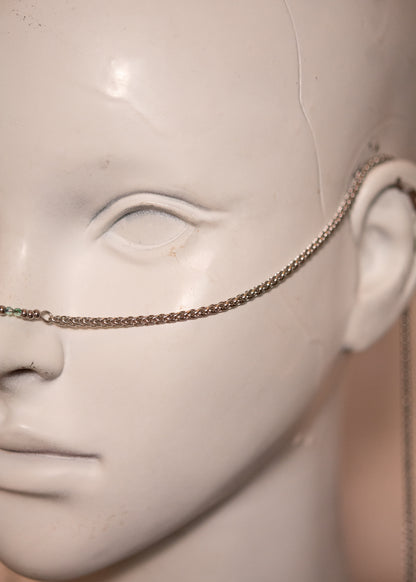 Chaîne argentée avec cristaux et perles vertes translucides. Bijou facial délicat inspiré des nymphes des légendes anciennes.