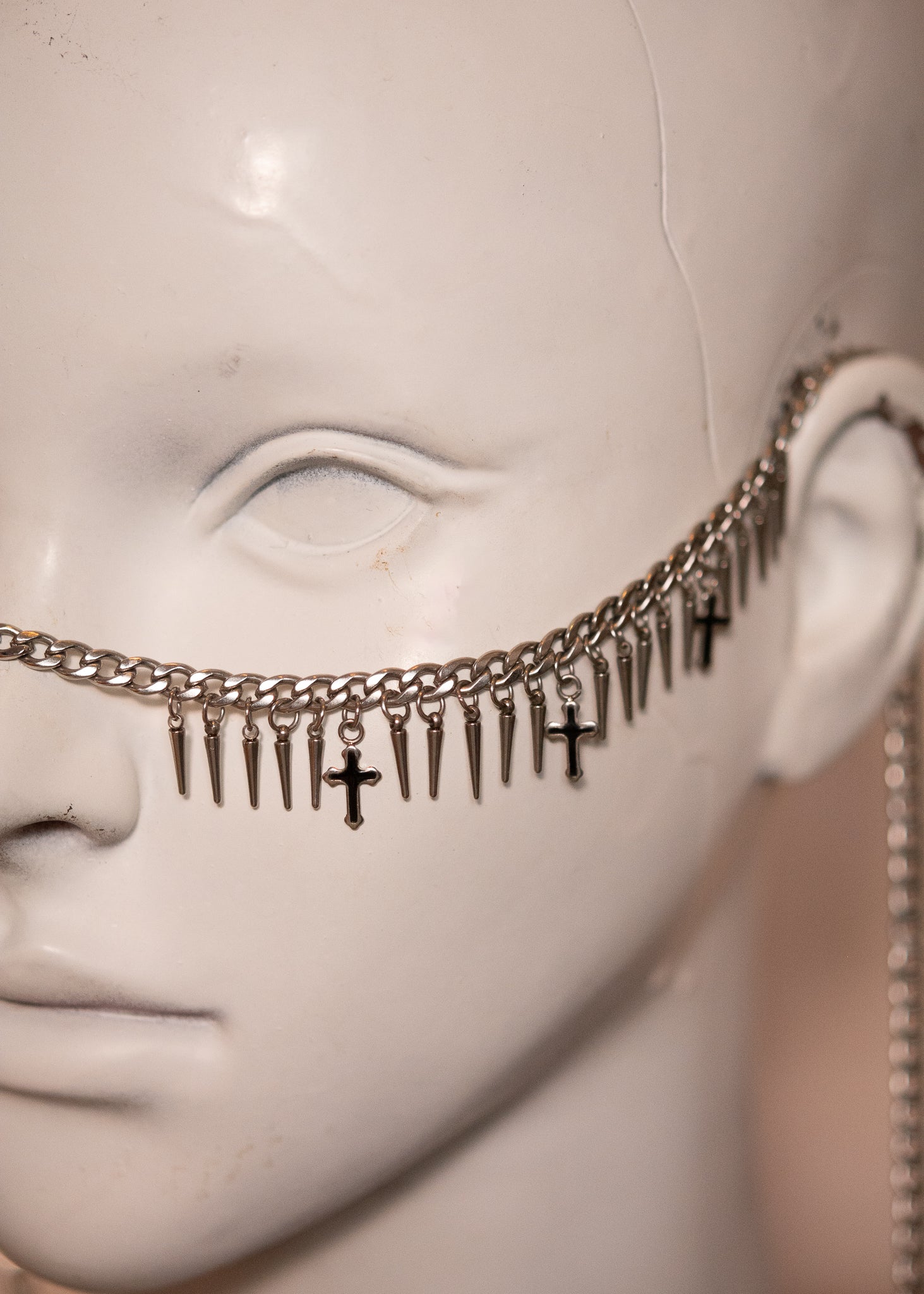 Chaîne de visage avec croix noires en émail et croix métal. Bijou oracle, look mystique, shamanique ou costume rituel.