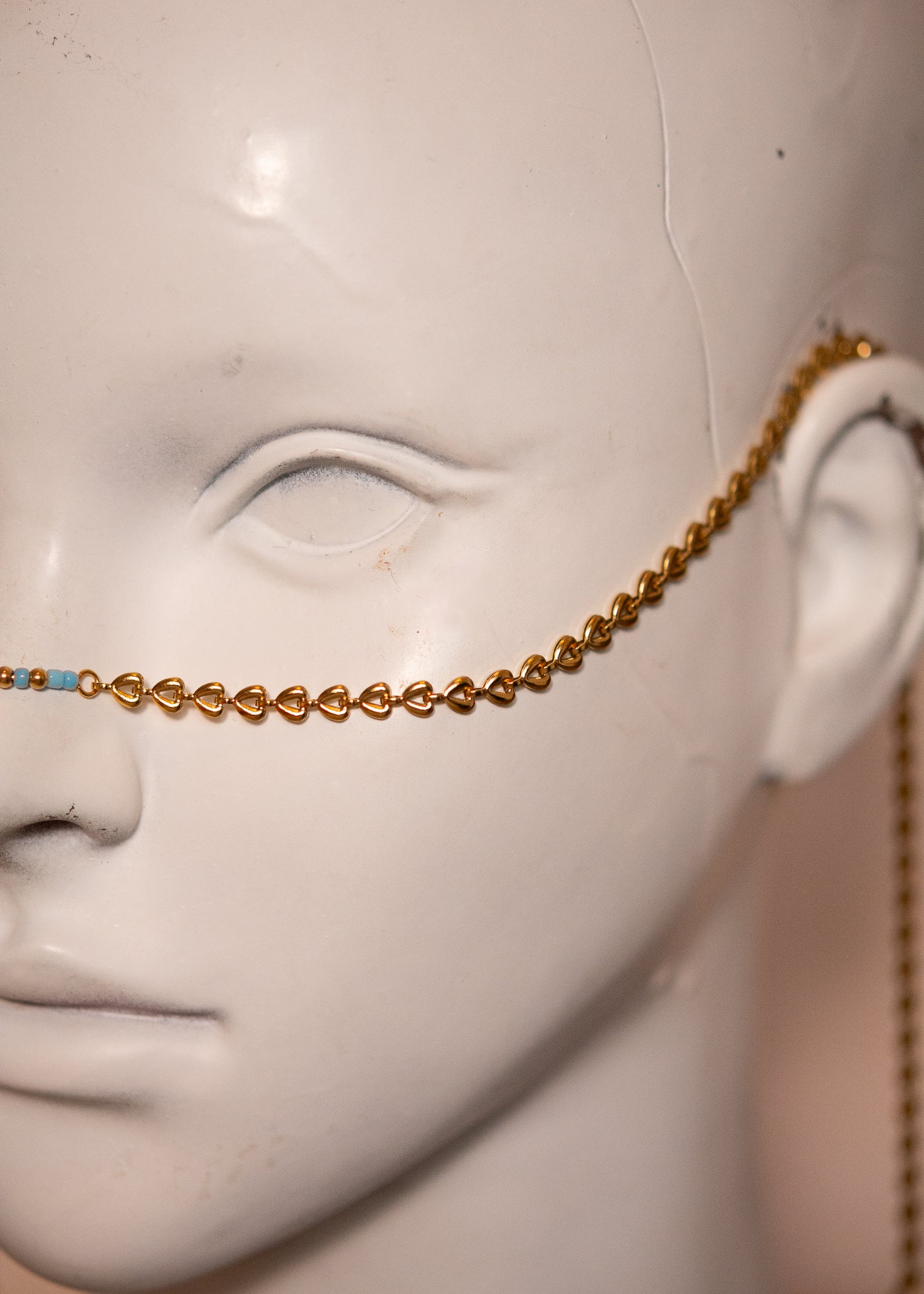 Chaîne de visage dorée inspirée de l’Orient avec perles bleues et turquoises. Bijou éclatant pour look bohème chic.