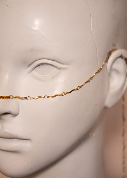 Chaîne de visage dorée fine en vaguelettes avec soleils. Bijou lumineux, look bohème chic et solaire, inspiration orientale.