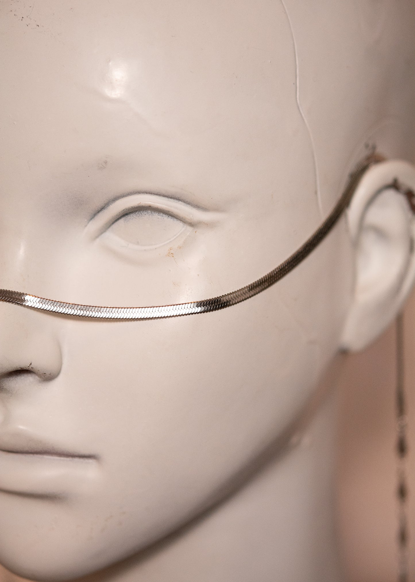 Chaîne de visage serpent en acier inoxydable argenté avec émeraude brute. Bijou fluide et contrasté, au style bohème minéral. Bijou facial original.