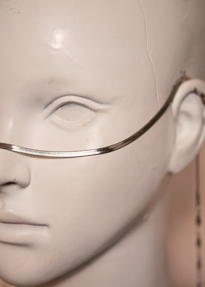 Chaîne de visage serpent en acier inoxydable argenté avec émeraude brute. Bijou fluide et contrasté, au style bohème minéral. Bijou facial original.