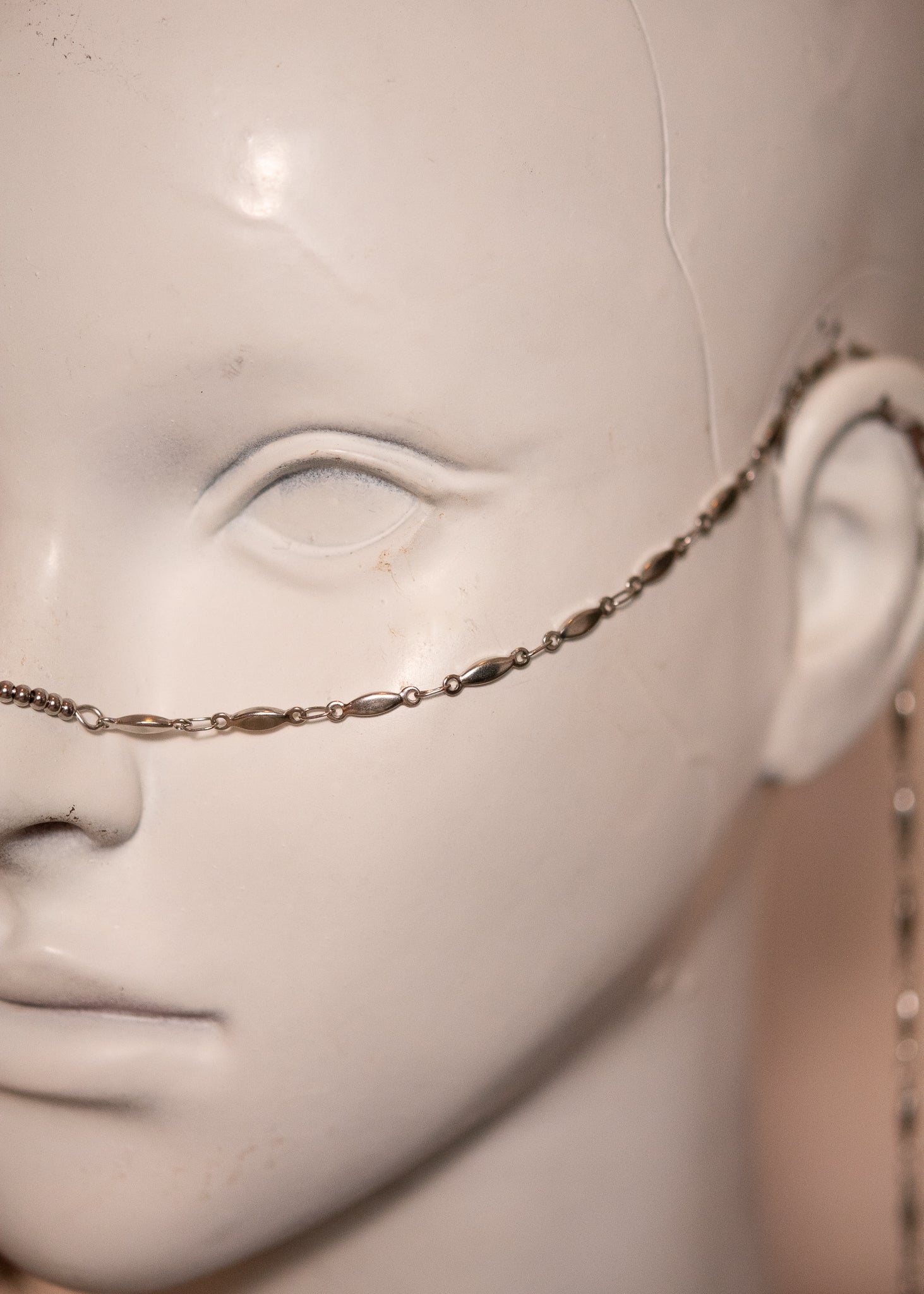 Chaîne de visage en acier inox avec charms soleils vintage. Bijou bohème et astral, contraste subtil entre lumière et métal froid. Bijou facila festival, costume, photoshoot.