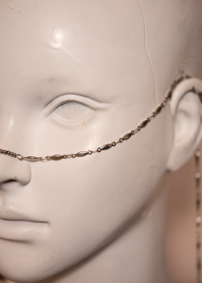 Chaîne de visage en acier inox avec charms soleils vintage. Bijou bohème et astral, contraste subtil entre lumière et métal froid. Bijou facila festival, costume, photoshoot.