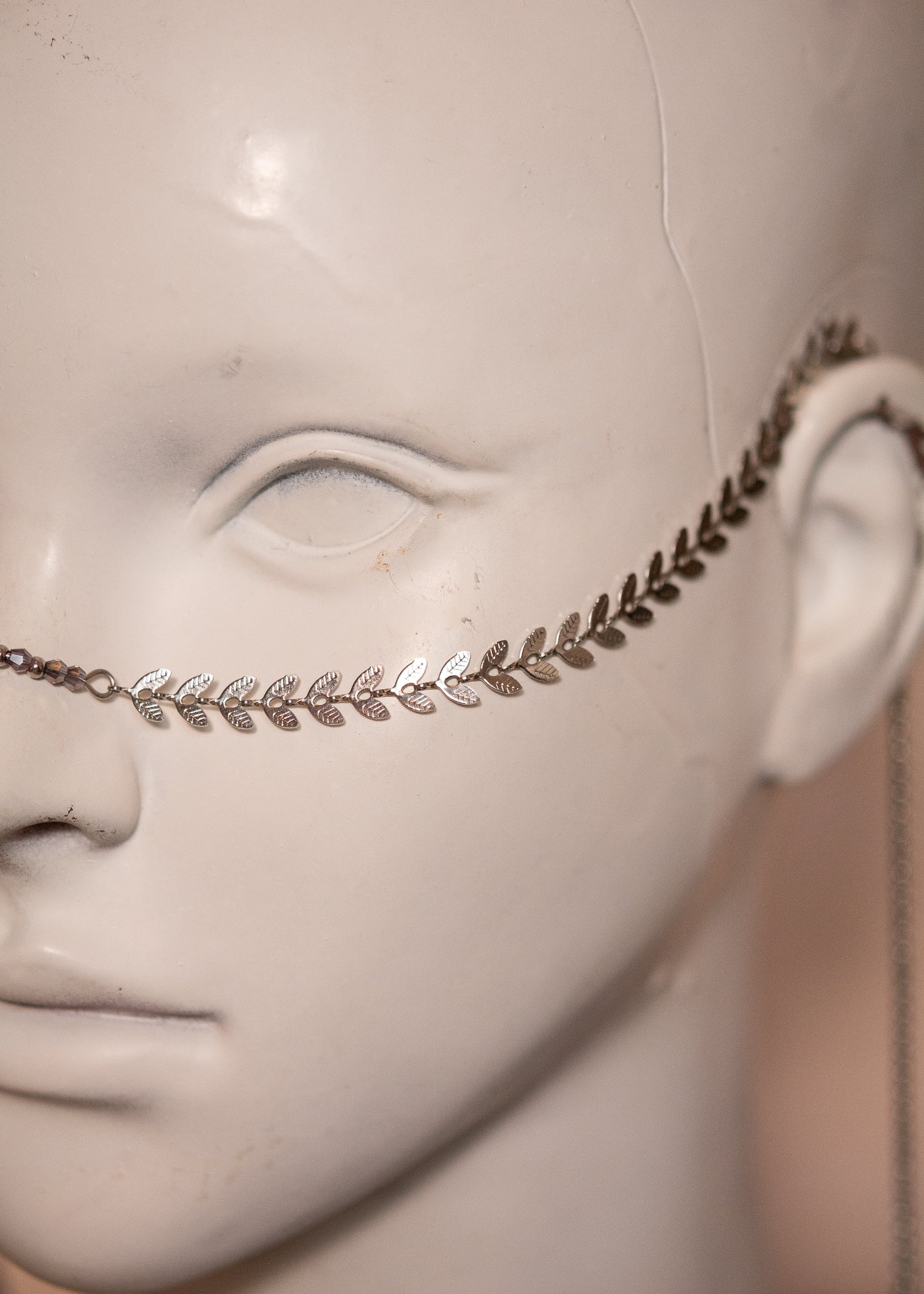 Chaîne de visage argentée avec feuilles géométriques et perles d’agate lavande. Bijou mystique, contrasté, inspiré de la mythologie grecque.