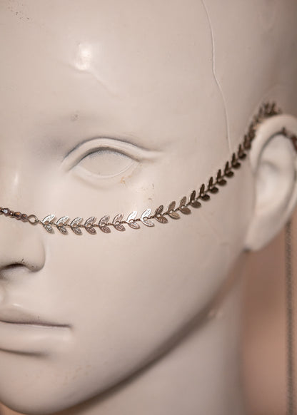 Chaîne de visage argentée avec feuilles géométriques et perles d’agate lavande. Bijou mystique, contrasté, inspiré de la mythologie grecque.