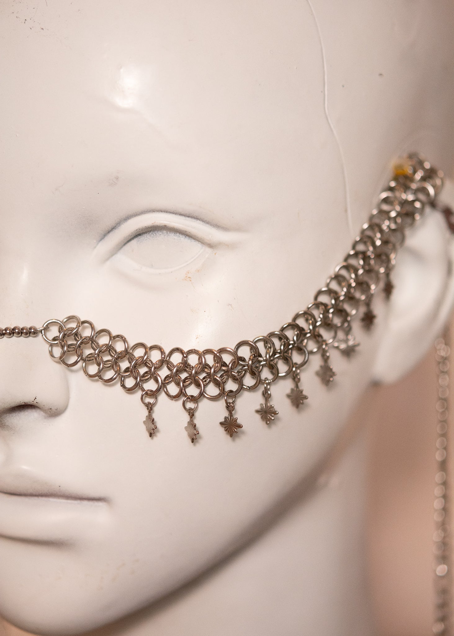 Chaîne de visage motif chainmail fait main avec pampilles étoilées. Bijou guerrier, viking, idéal festival ou costume.