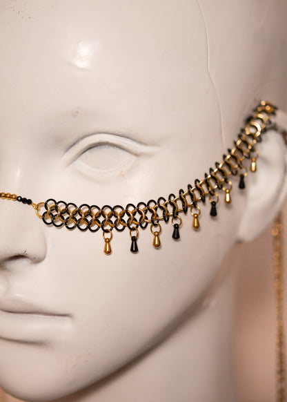 Bijou de visage en acier noir et doré avec gouttes alternées et soleils noirs. Bijou unisexe, contrasté, chainmail fait main. Festival, costume, photoshoot.