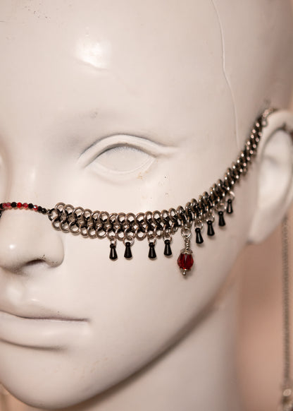 Chaîne de visage en acier inoxydable noir et argent avec détails rouges et crânes d’oiseaux en métal. Bijou gothique, mystérieux, shamanique. Bijou facial.