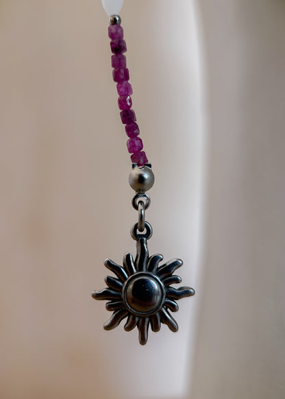 Bijou facial en rubis non raffiné et acier inoxydable avec soleils argentés. Accessoire solaire pour look boho tribal, rituel ou festival.