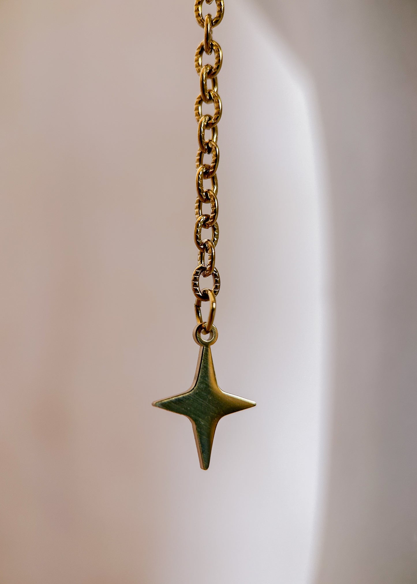 Bijou facial en chaîne d'acier inoxydable plaqué or, avec étoiles dorées. Accessoire céleste et minimaliste. Look boho mystique, bijou festival, photoshoot.