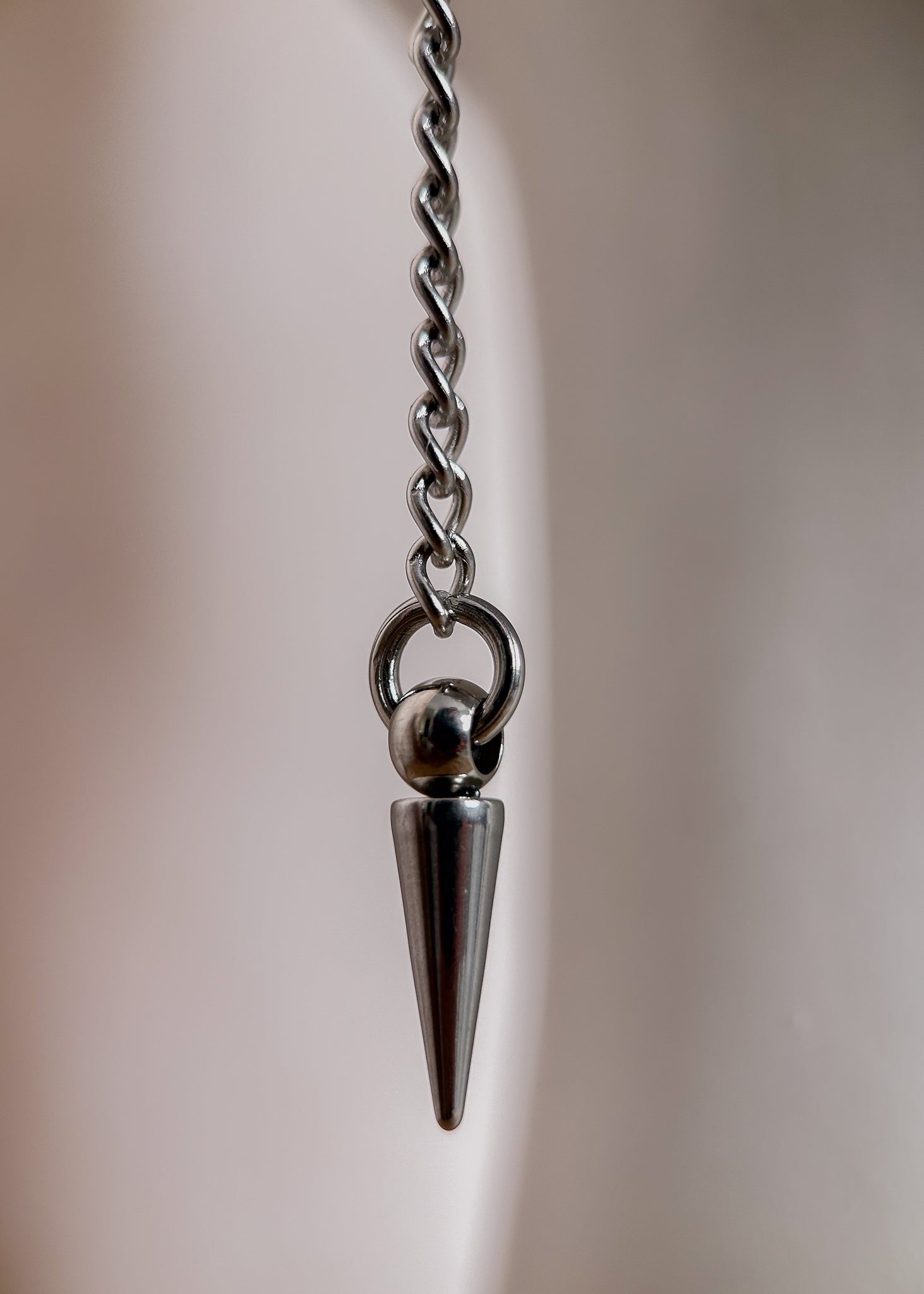 Bijou facial en acier inoxydable. Accessoire géométrique, cyber ou rituel, parfait pour look structuré et affirmé. Bijou alternatif.