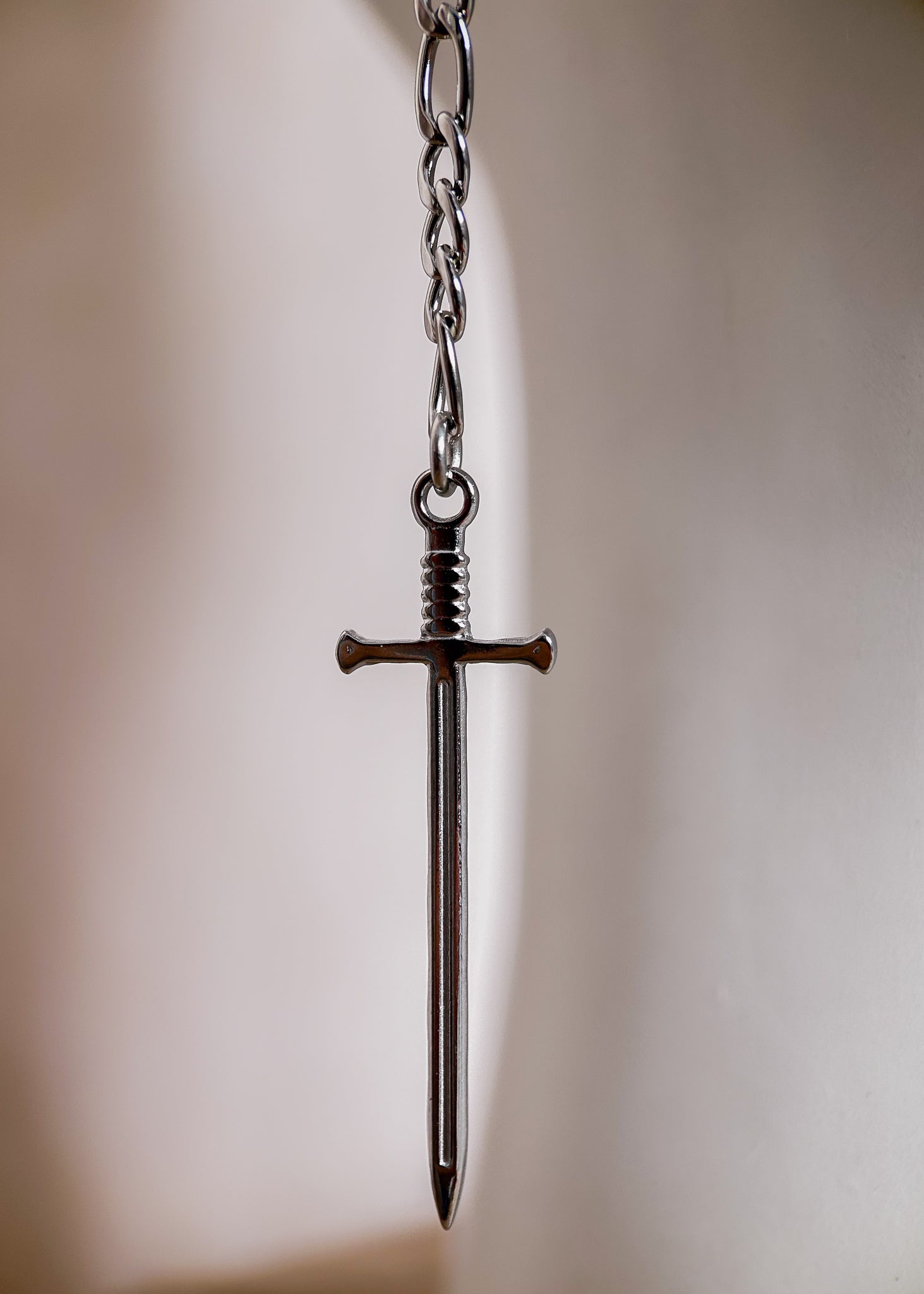 Bijou facial alternatif en acier inox avec motif géométrique et épées. Accessoire guerrier, rituel ou festival inspiré de la légende de Damoclès.