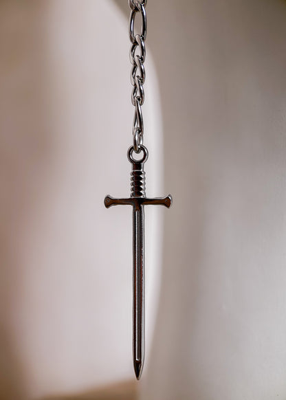 Bijou facial alternatif en acier inox avec motif géométrique et épées. Accessoire guerrier, rituel ou festival inspiré de la légende de Damoclès.