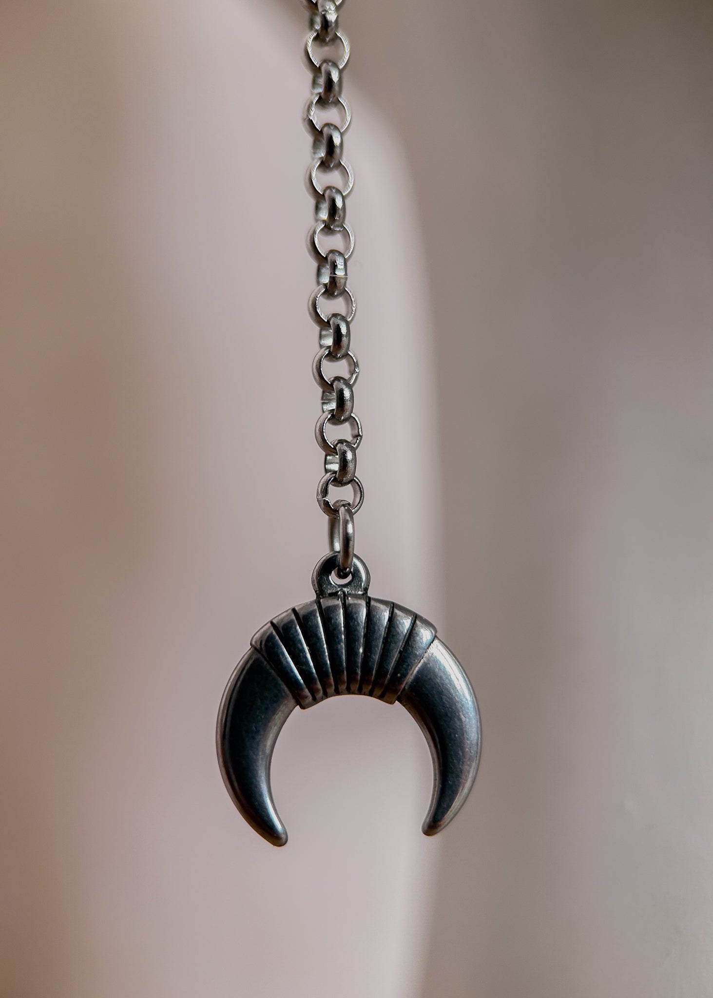 Bijou facial argenté avec billes métalliques et breloques lunes. Accessoire alternatif au design fluide, parfait pour look mystique, festival, photoshoot.