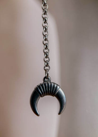 Bijou facial argenté avec billes métalliques et breloques lunes. Accessoire alternatif au design fluide, parfait pour look mystique, festival, photoshoot.