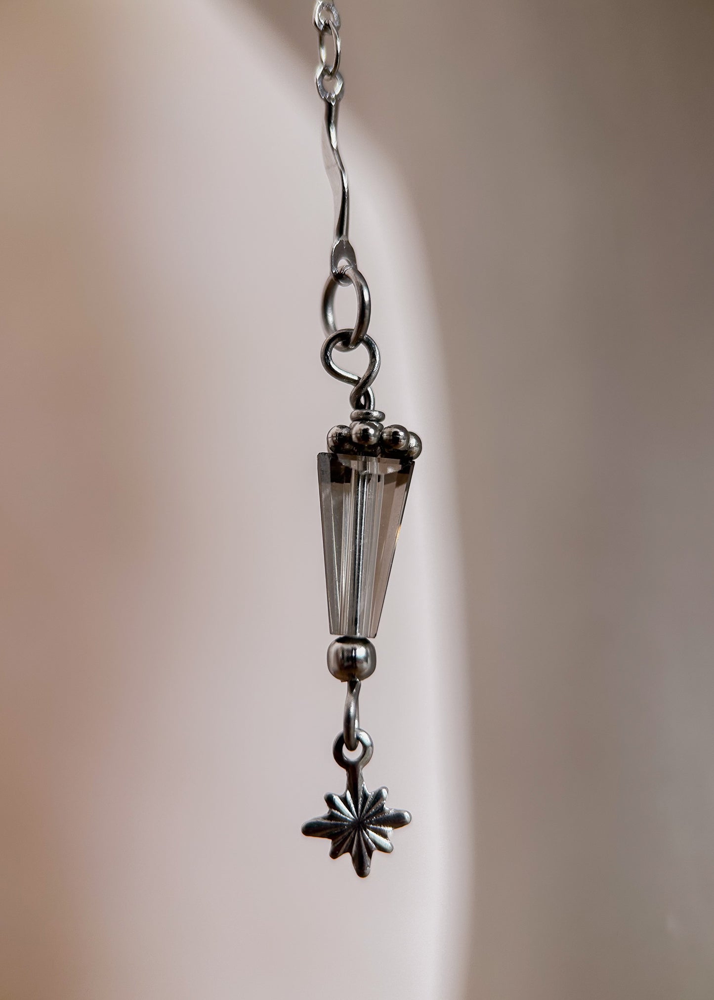 Bijou facial en chaîne vaguelette avec cristaux translucides. Accessoire argenté inspiré des mers, parfait pour look festival ou photoshoot.