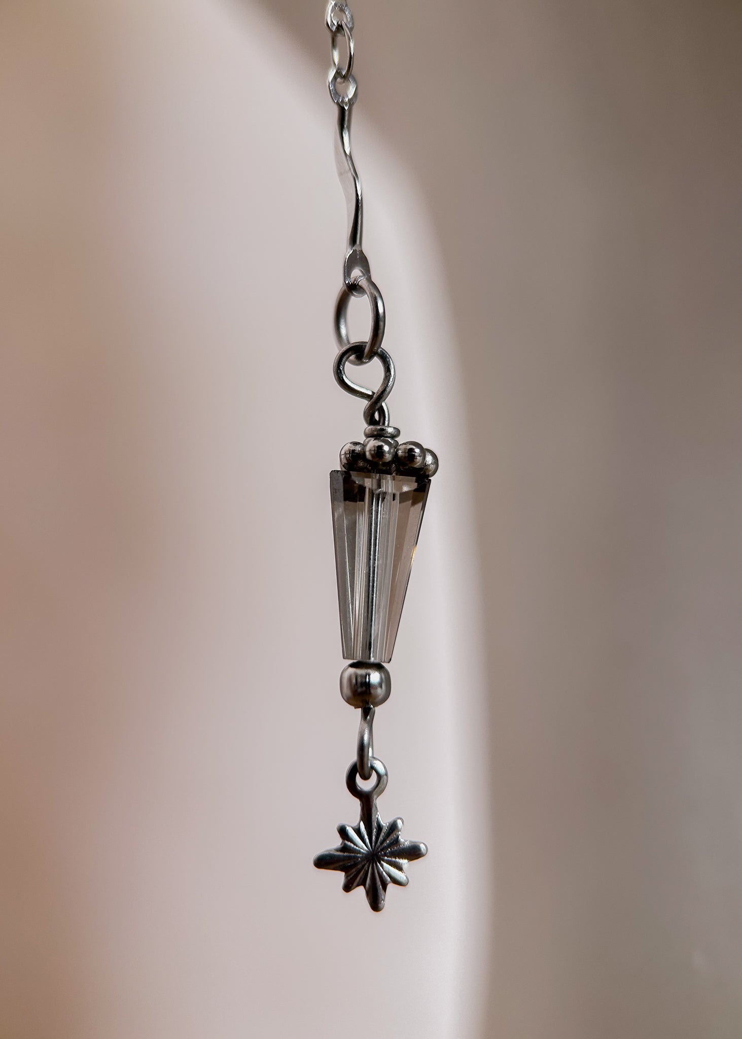 Bijou facial en chaîne vaguelette avec cristaux translucides. Accessoire argenté inspiré des mers, parfait pour look festival ou photoshoot.