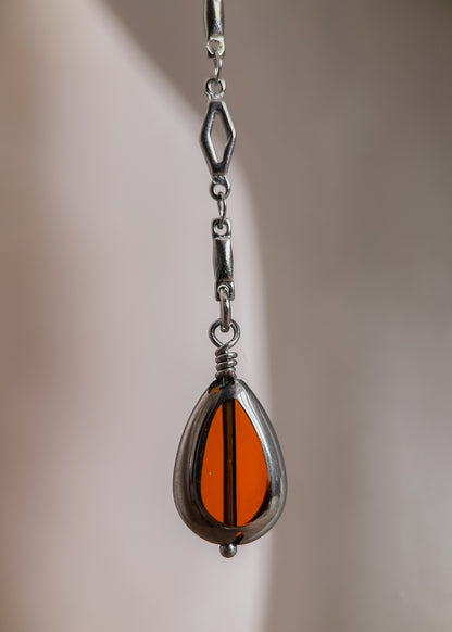 Bijou facial en chaîne motif losange et cristaux fumés. Accessoire rituel inspiré de l’Égypte mystique, sobre et structuré. Look alternatif, festival, boho.