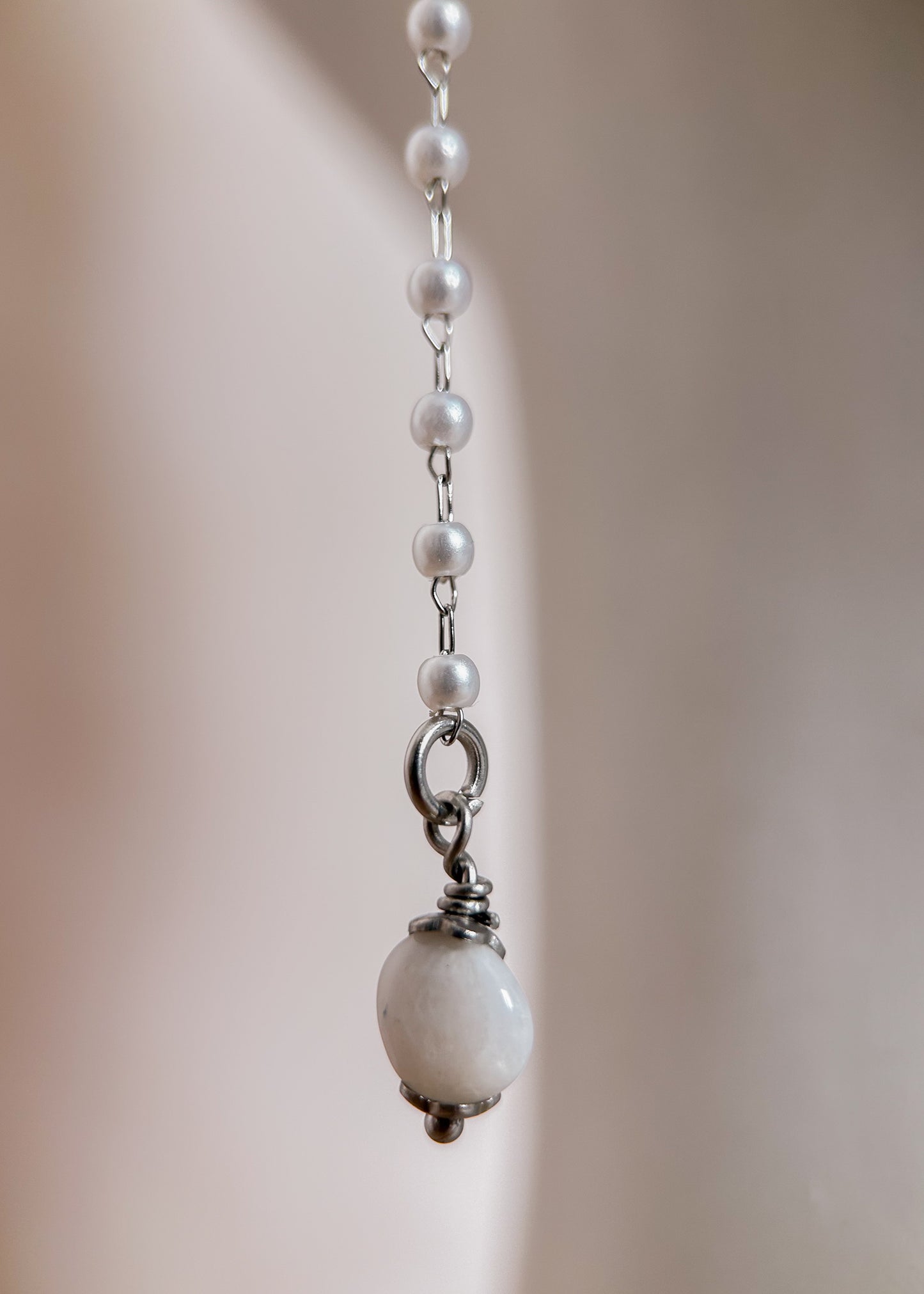 Bijou facial avec perles synthétiques et pierre de lune brute. Accessoire festival au style bohème, pour look mystique ou féerique.