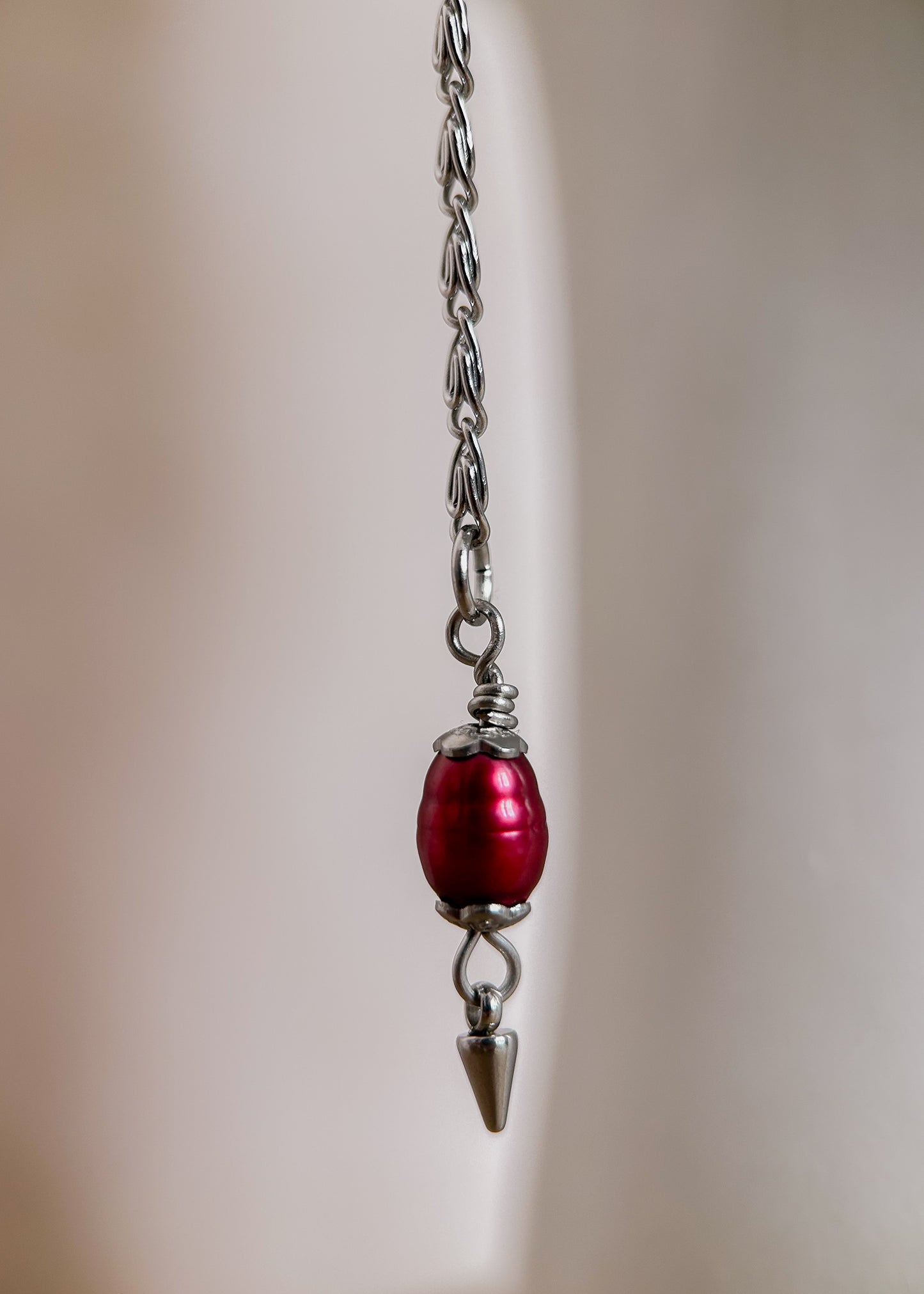 Bijou facial enchaîne géométrique avec perles de rocaille et perles d’eau douce teintées. Bijou alternatif, festival, photoshoot, look audacieux.