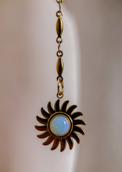 Bijou facial en acier inoxydable doré avec perles transparentes et soleils incrustés d’opaline. Accessoire solaire au style mystique et précieux. Look bohème.