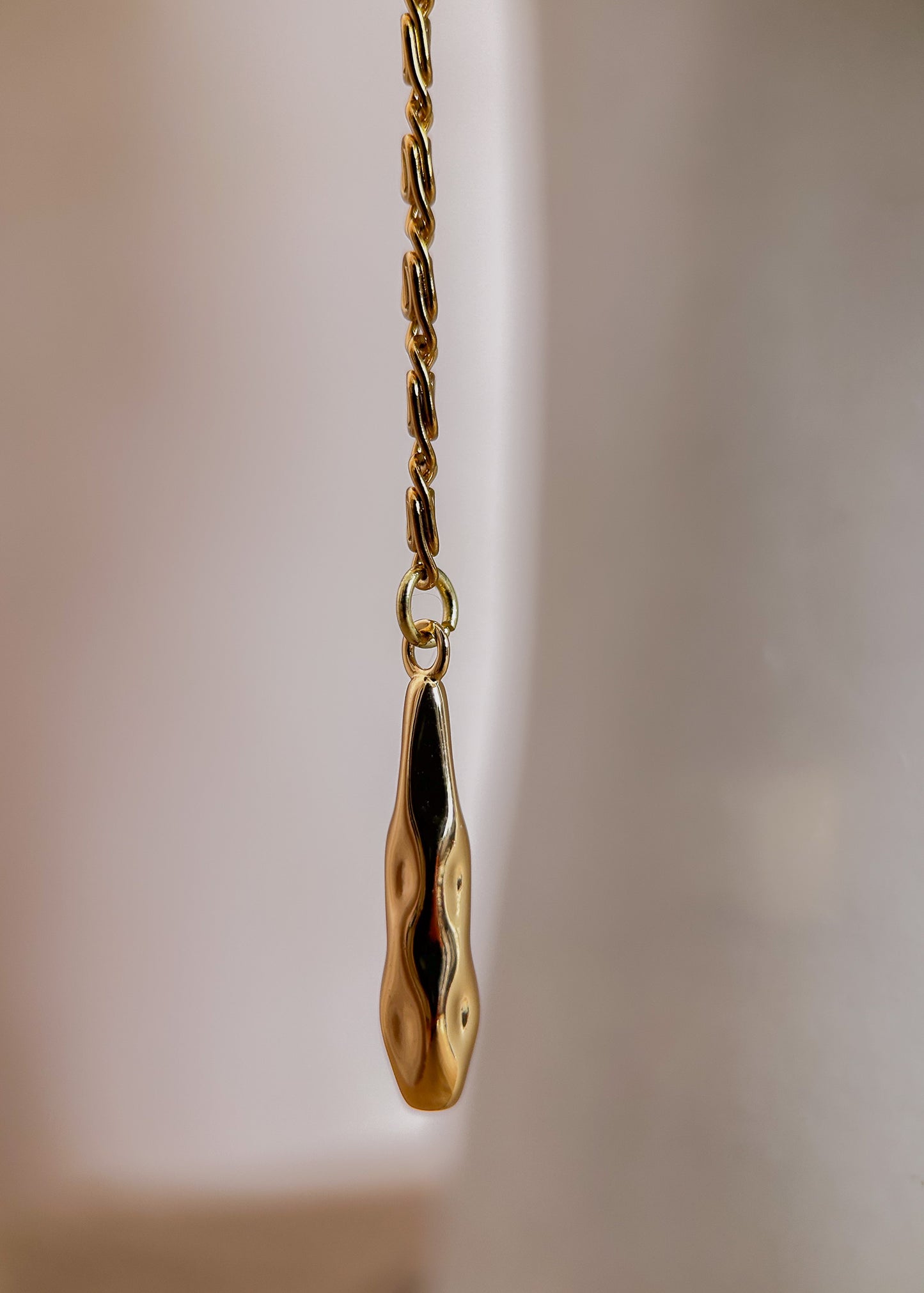 Bijou facial en chaîne d'acier inoxydable plaqué or, perles grises Miyuki et pendentifs dorés 18 carats. Accessoire précieux, look bohème. Bijou festival.