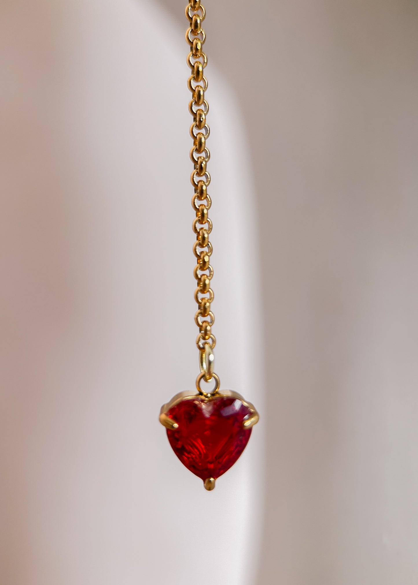 Bijou facial en chaîne d'acier inoxydable plaqué or avec perles rouges et cœurs en zircon. Accessoire romantique et vibrant. Bijou alternatif bohème, mystique.