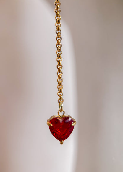 Bijou facial en chaîne d'acier inoxydable plaqué or avec perles rouges et cœurs en zircon. Accessoire romantique et vibrant. Bijou alternatif bohème, mystique.